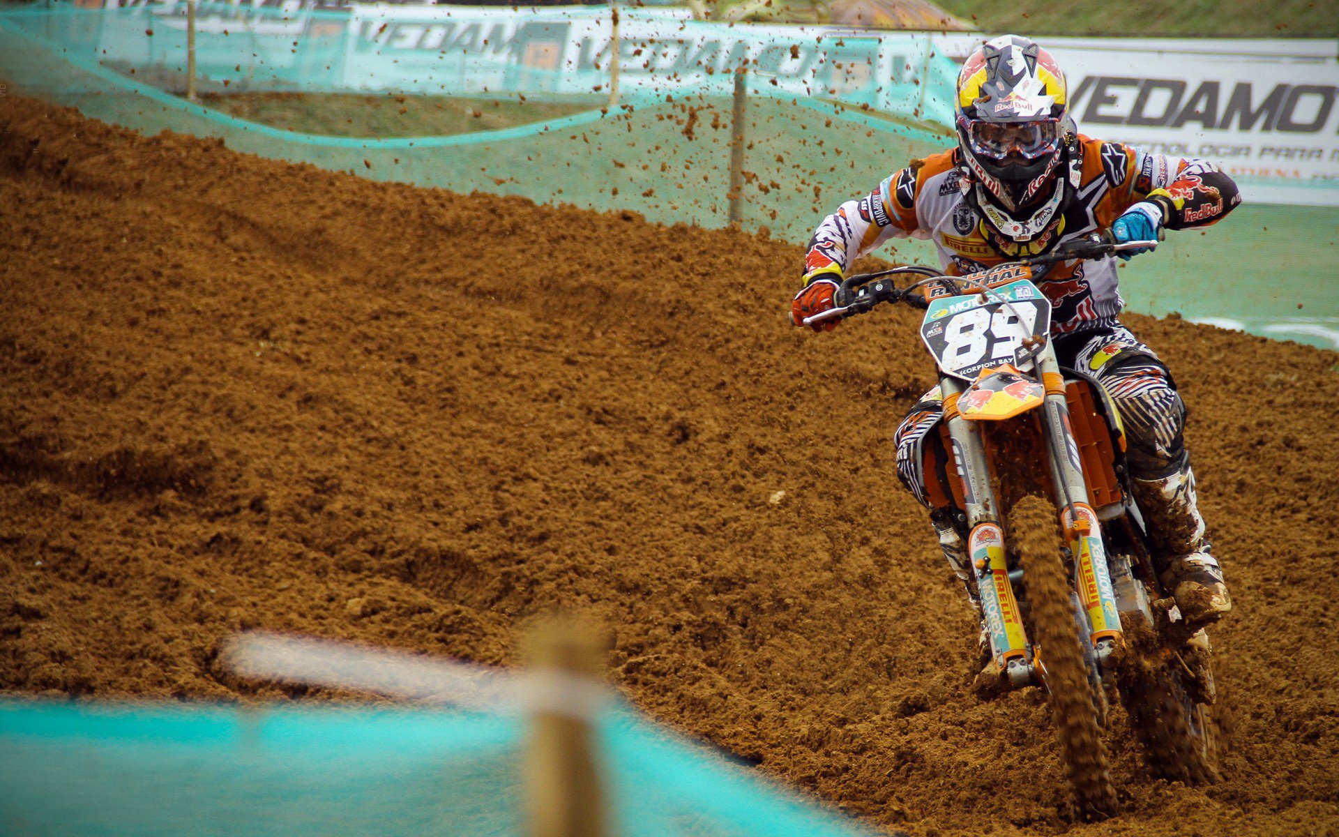 英格兰赛后全队谢场致敬球迷,英格兰队员光速摘下奖牌